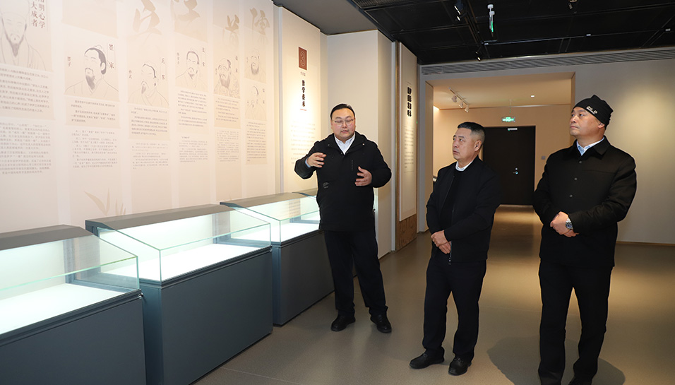 伊总带罐头协会会长参观五楼